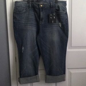 Vera Wang Mid Rise Capris- Slightly Distressed